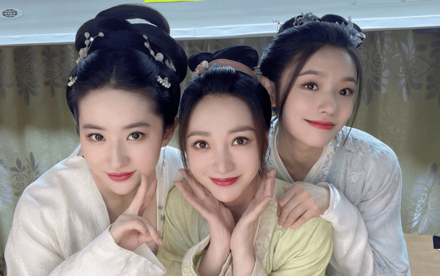 原创梦华录杀青柳岩分享和刘亦菲林允合照三人关系一眼看尽