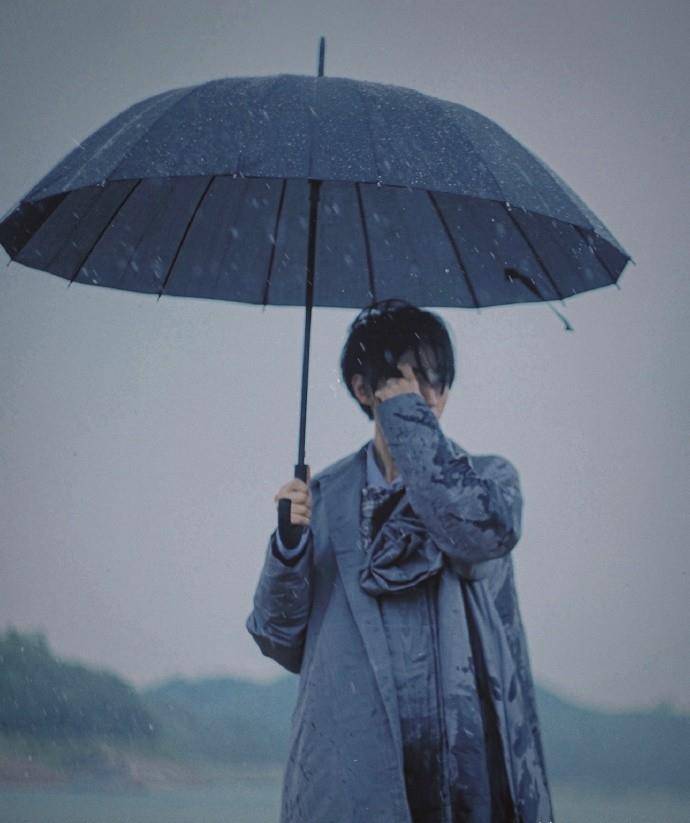 下雨撑伞的图片伤感图片
