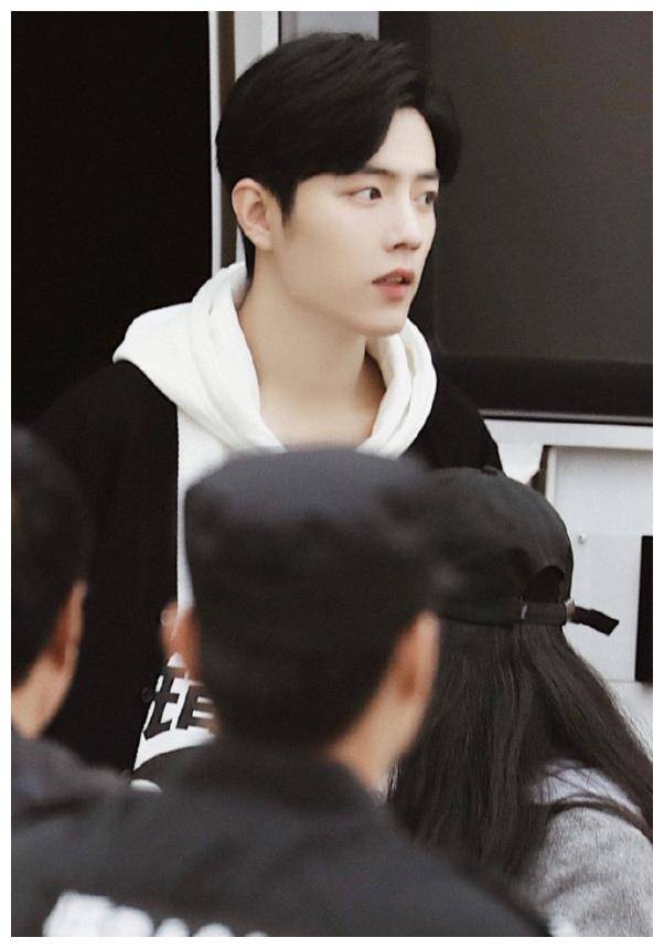 肖战这是什么男友穿搭?白色连帽卫衣搭黑色运动装,18岁实锤!