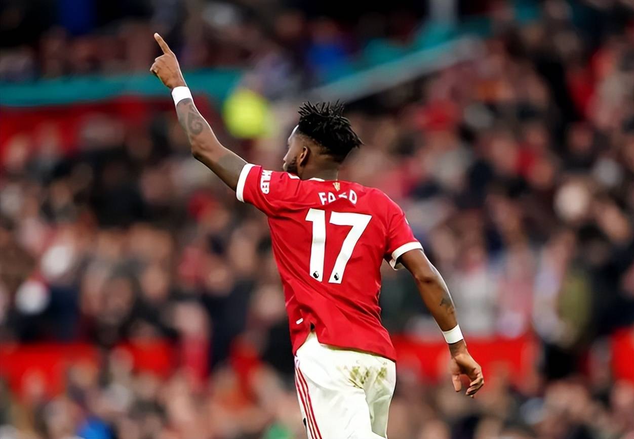 博格巴在曼联后继有人,中场弗雷德变化发型,彰显信心