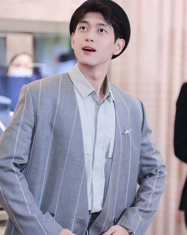 明星与网红合照,开了十级美颜滤镜后的李现,差点没有认出来_照片_差别
