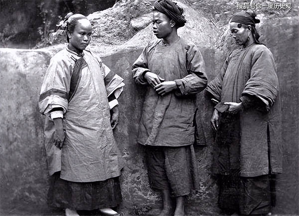 清朝年间,两乞丐街头耍"人面蛇",让人心惊胆寒:此非蛇而是人