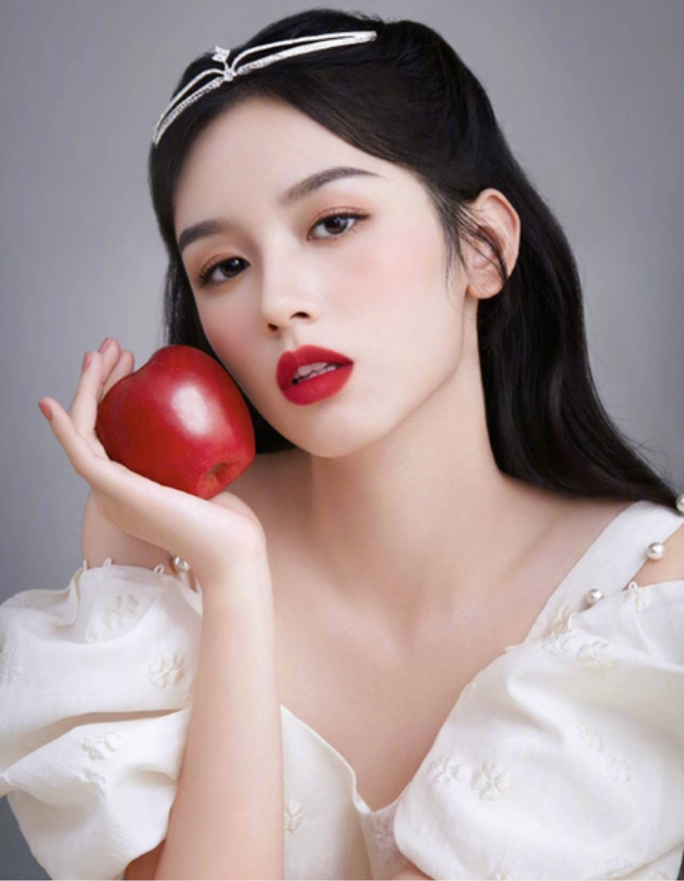 鞠婧祎白玉兰妆容再掀风雨试图怼脸杀却被恶搞成连连看游戏