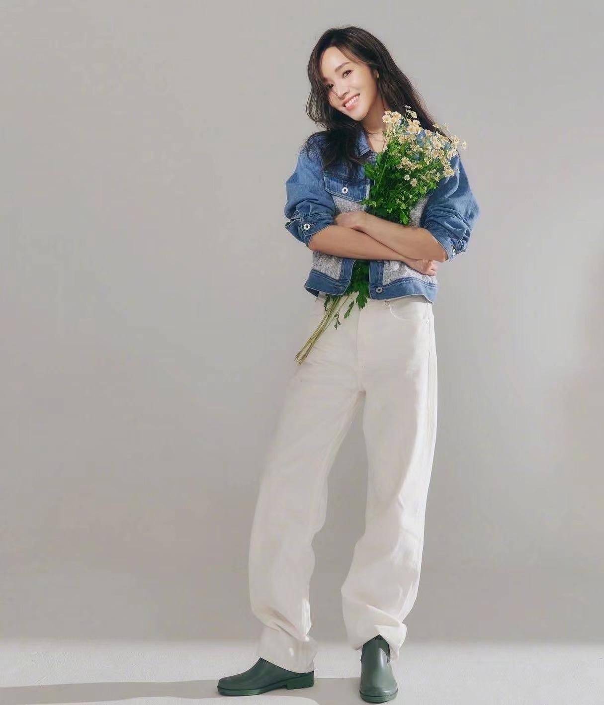 原创侯佩岑43岁状态太绝逆龄美肌娇媚无比身材更是比20少女还出众