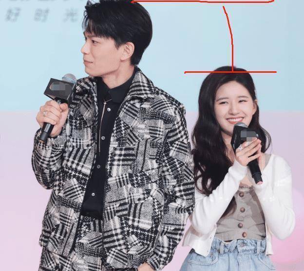赵露思刘宇宁同台合唱,失去了七级美颜,露思这双腿我没看错?