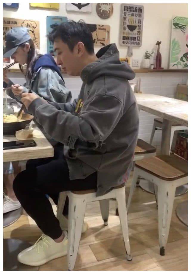 王思聪携网红餐厅吃面谁注意他脚下的椰子鞋配黑裤帅炸街