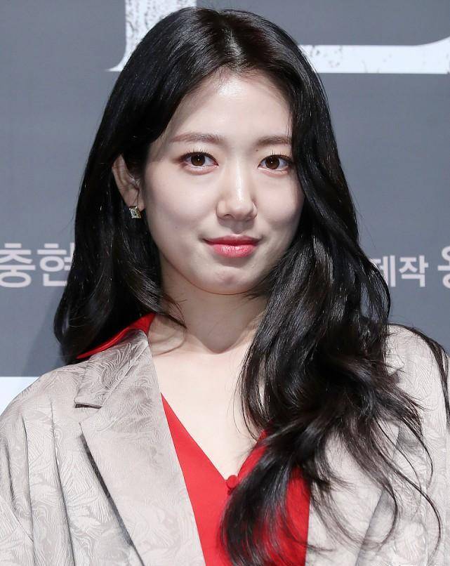 朴信惠不是标准"韩美人",肉脸还挺有福相的,西装配红衣好喜庆