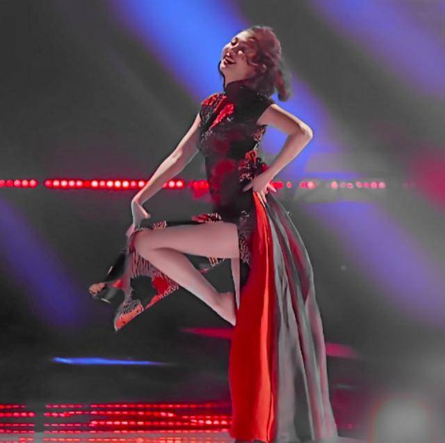 你看程莉莎跳舞的样子,充满了野心和奔放的美,但是同时又有优雅和妖娆