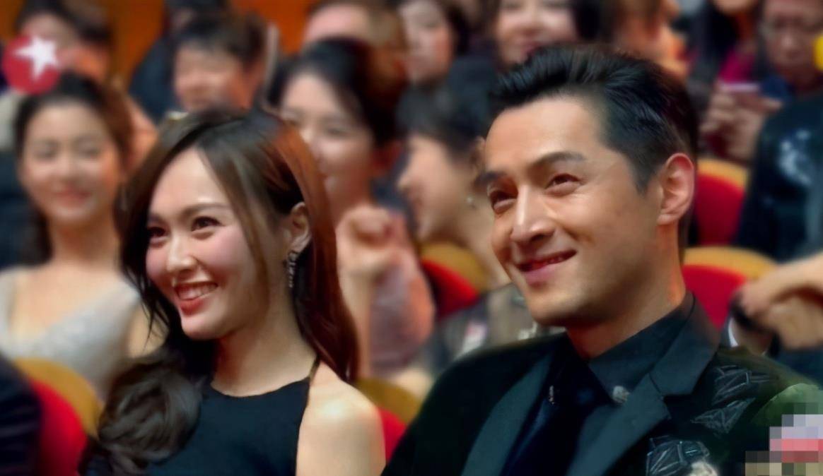 原创胡歌探班唐嫣花絮曝光糖糖秒变迷妹飚上海话聊天满满兄妹感