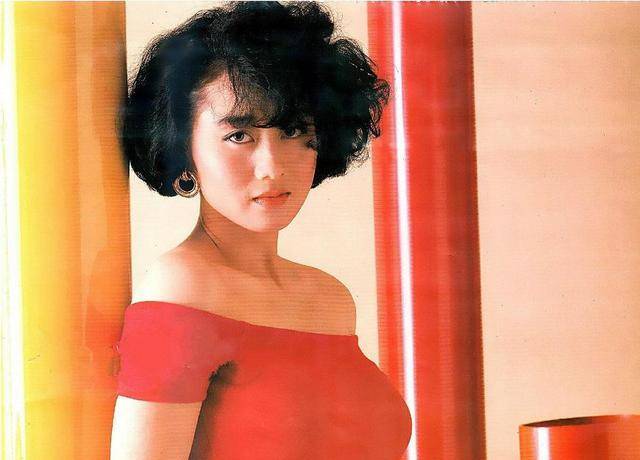 利智选美夺冠被群嘲,一袭红时尚艳压群芳,时尚美人逆袭传奇