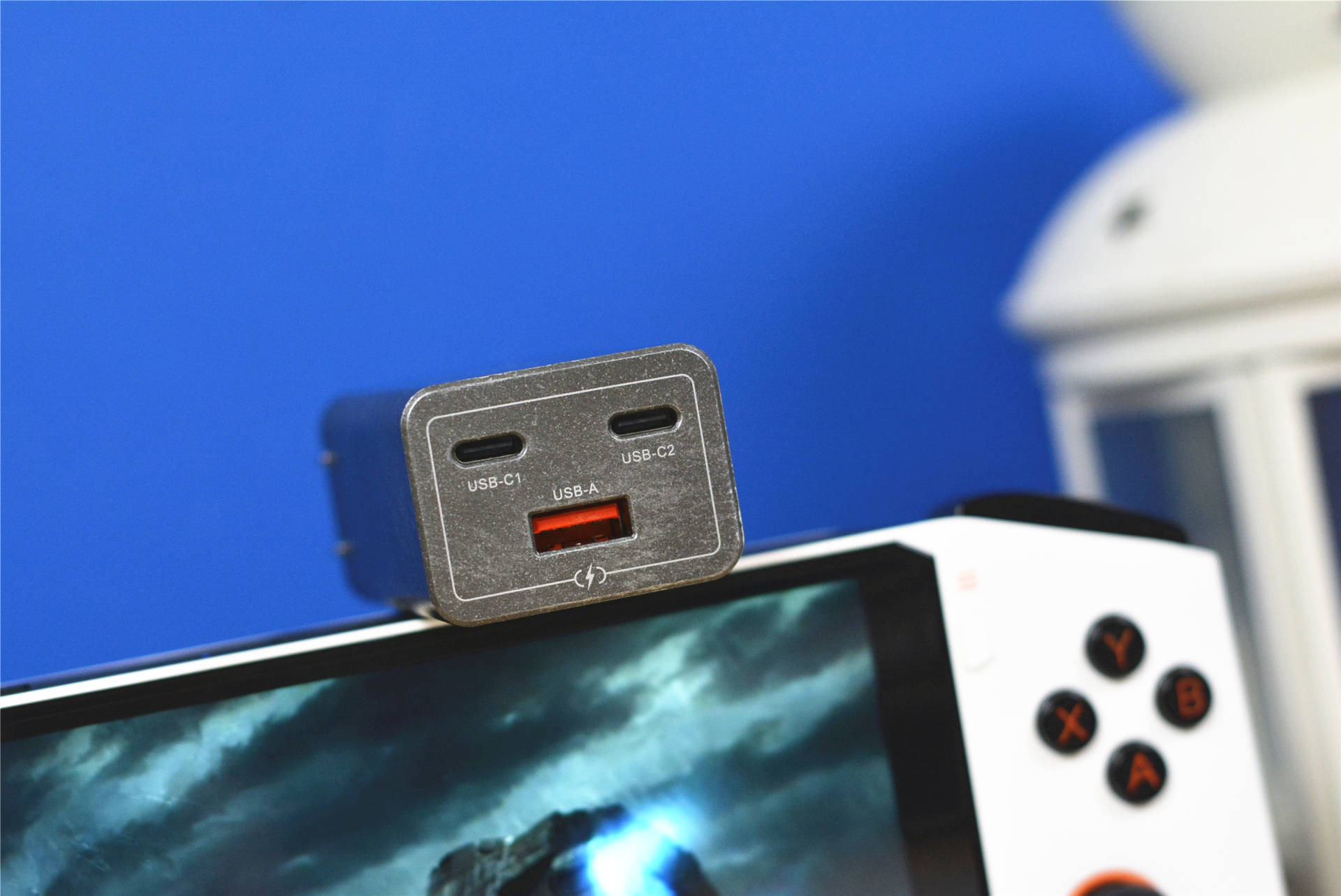 努比亚推出变形金刚战损版充电器65瓦功率能给三个设备一起充电