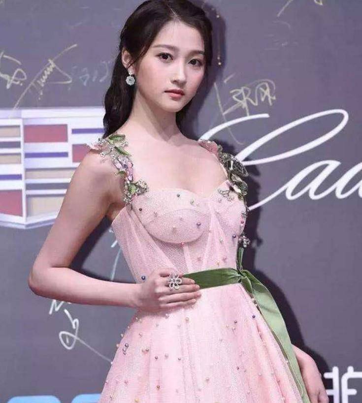 关晓彤奢华客厅曝光,两只玩具熊价值过万,一个沙发值六位数?