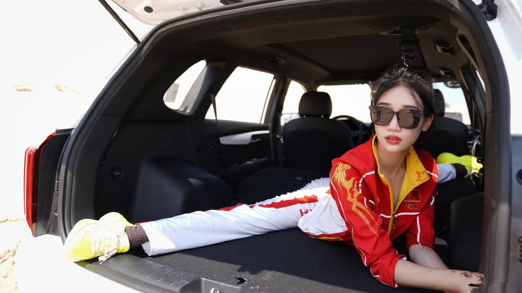 退役后整容相貌大变,老公高大帅气_舒思瑶_衣着_身材