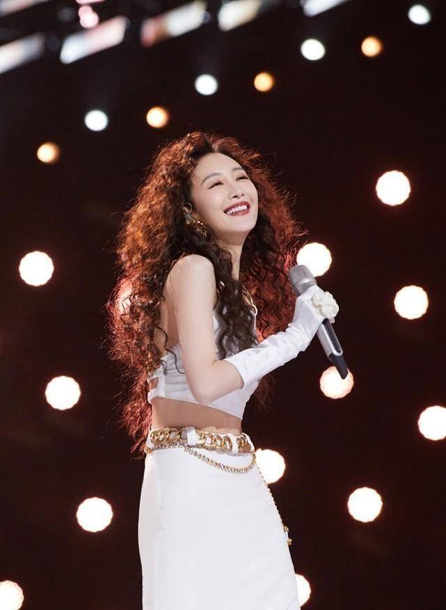 王鸥不是骨感身材,但是穿露脐装看着还挺美,烫羊毛卷摩登复古_白色