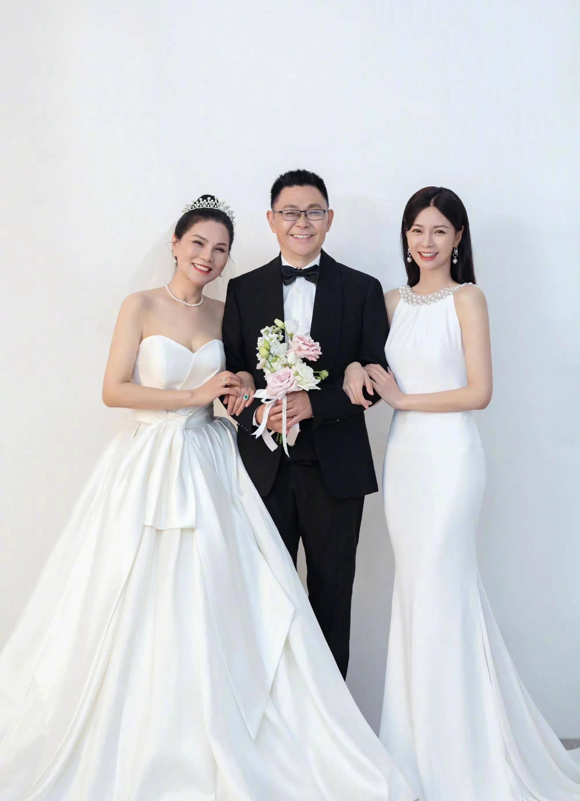 沈梦辰满足妈妈穿婚纱心愿晒照庆祝妈妈生日及珊瑚婚