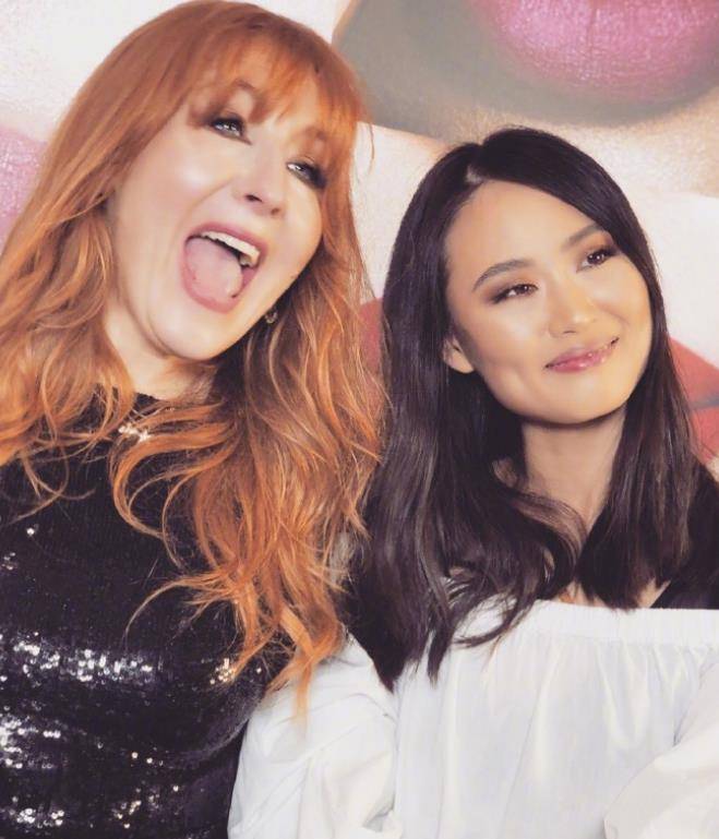 李安琪的私人穿搭,白色一字肩上衣搭配黑色紧身裤,凹凸感十足