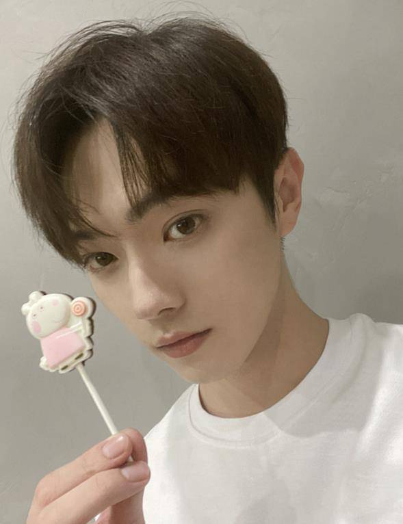 原创别再看许凯大学照了他小学旧照才是颜值巅峰于正眼光真毒