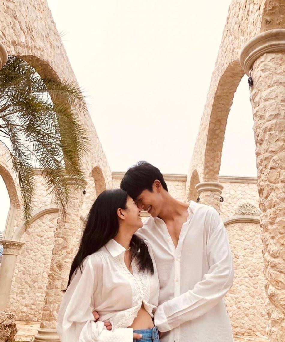 泰星push晒照官宣当爸亲吻妻子孕肚幸福满溢