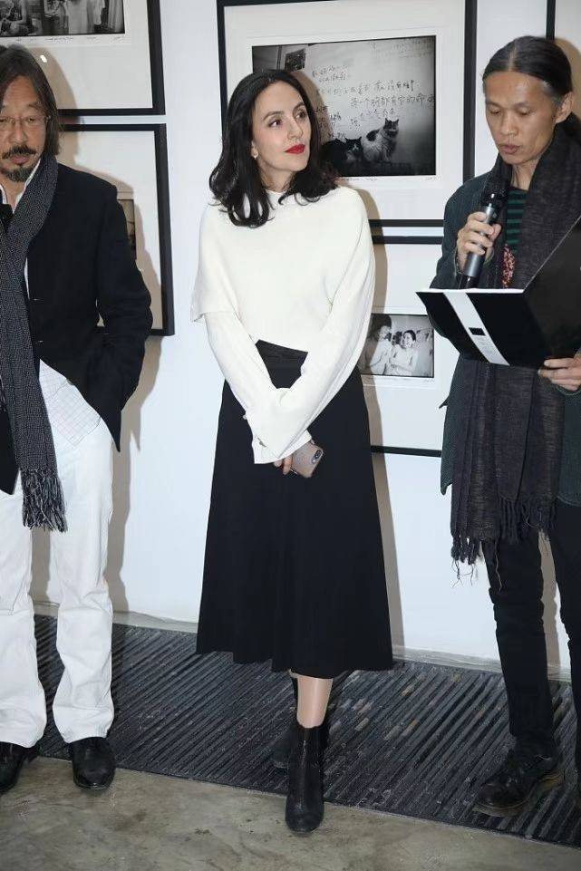 原创刘烨妻女合体站台老婆极简风打扮好优雅粘人的女儿皮肤好黑