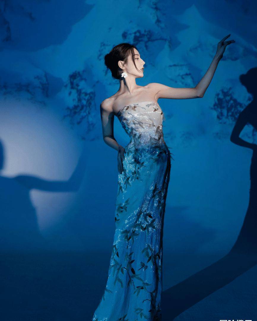 原创迪丽热巴又有出圈造型一袭中国水墨画连衣裙花瓶身材东方美人