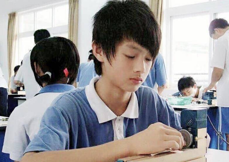 原创别再看许凯大学照了他小学旧照才是颜值巅峰于正眼光真毒