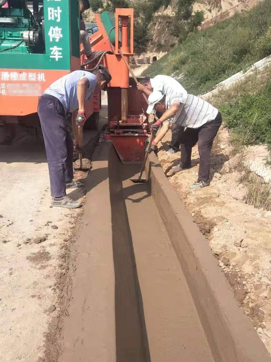 把路肩培土机的使用流程融入公路建设中