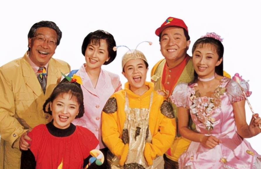 原创37岁红果果近照曝光与老公绿泡泡回家探亲和女儿一起显亲密