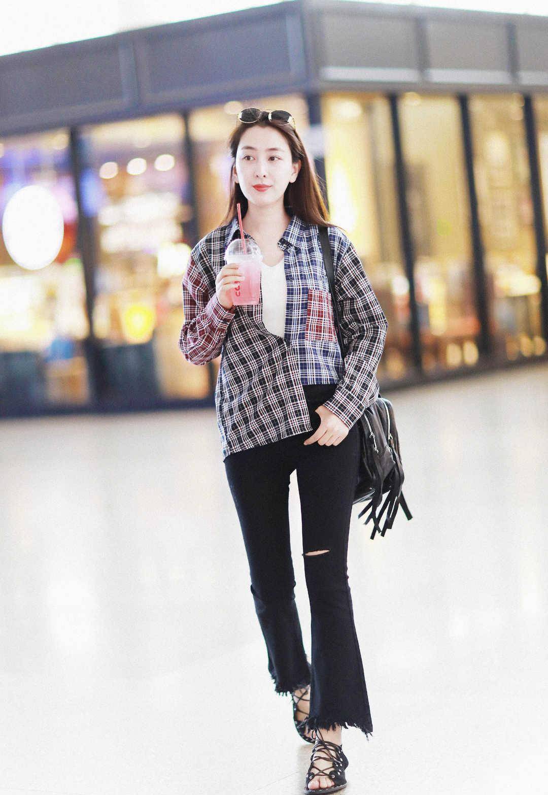 原创马苏越来越会穿格子衬衫搭配牛仔裤走机场精致迷人又俏皮