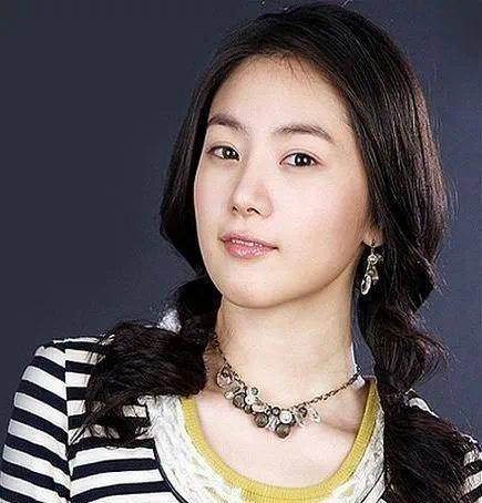 刘荷娜作为国外女星,曾与韩惠珍,郑多彬是同门师妹.