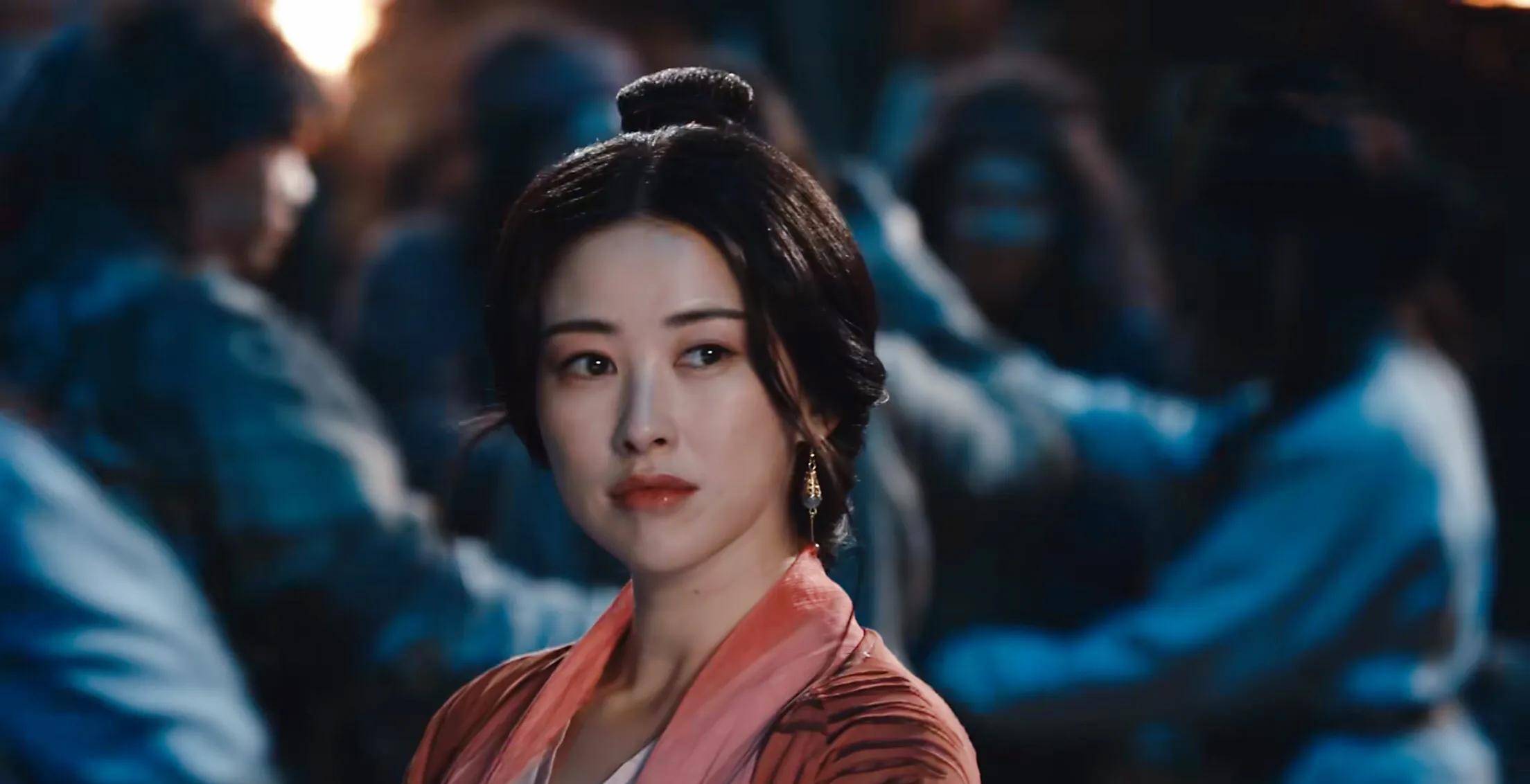 朱珠饰演的马夫人虽称不上美貌,但眉眼间媚态横生,时尚万种间透着放荡