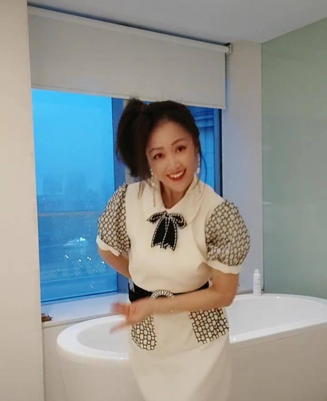 梁小冰近照曝光50岁少女状态令人羡慕苗条身材破发福传闻