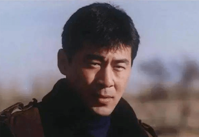 他凭借自己的魅力,还吸引了学校的校花呼小静,两个人也顺理成章地在一