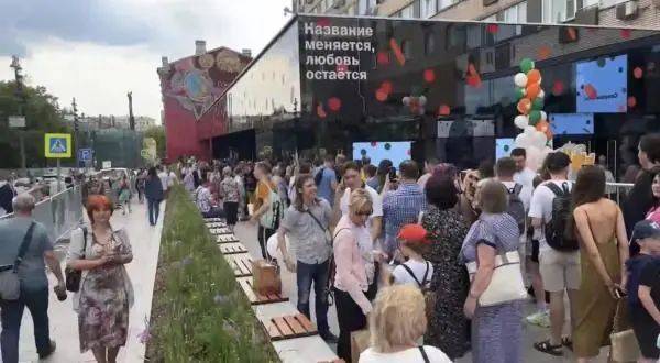 俄版麦当劳开业首日 现场排起长队