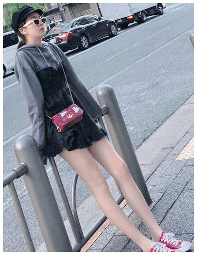 瞧瞧长腿女神赵尧珂的穿搭,贼洋气!_运动鞋_气质_青春