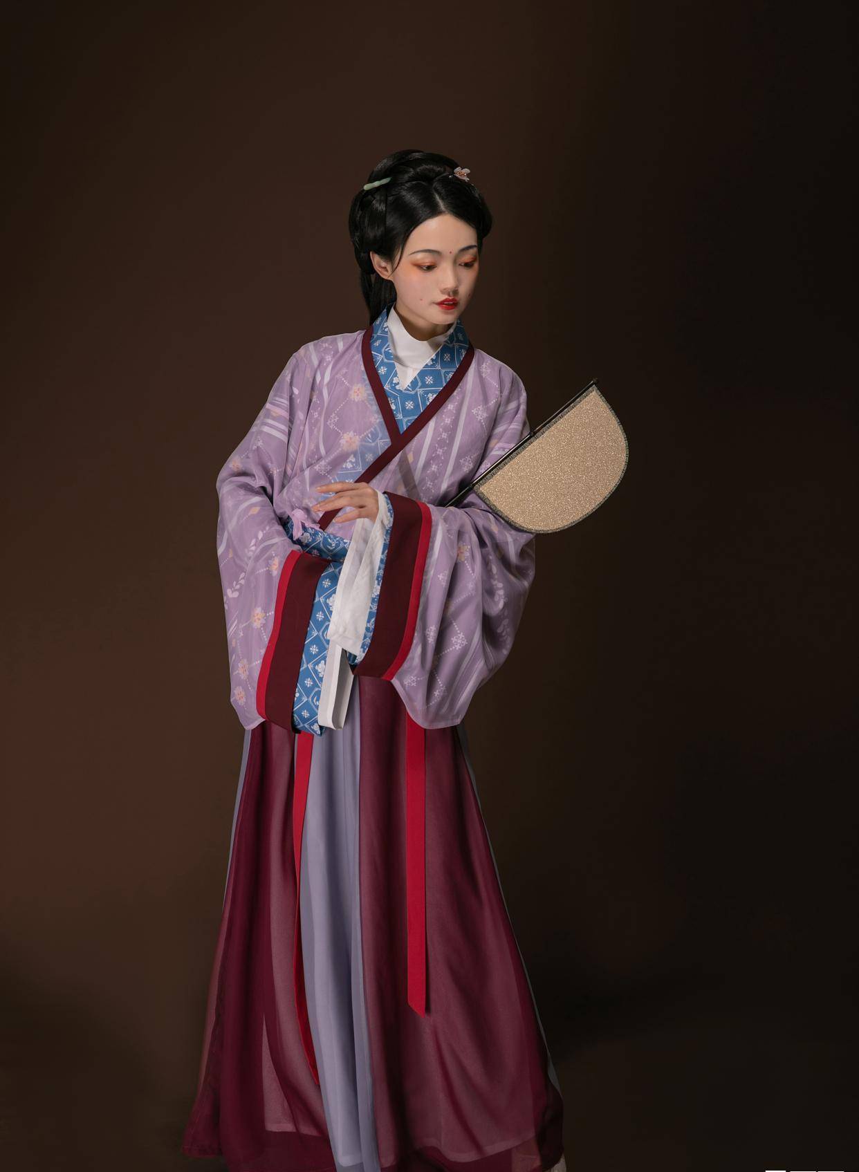 在花纹颜色上,衣缘的团花纹样在平添精美质感之余,也多了少女的柔美