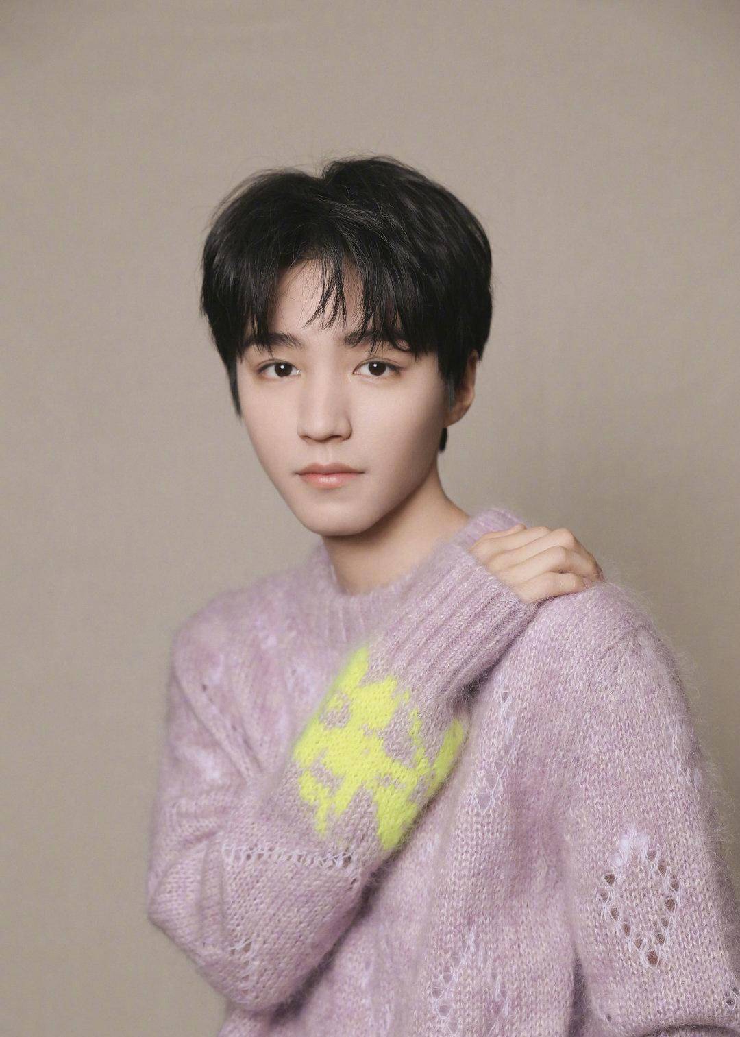 原创王俊凯淡紫色毛衣配白色长裤浅色调极致温柔是俊朗的美好少年