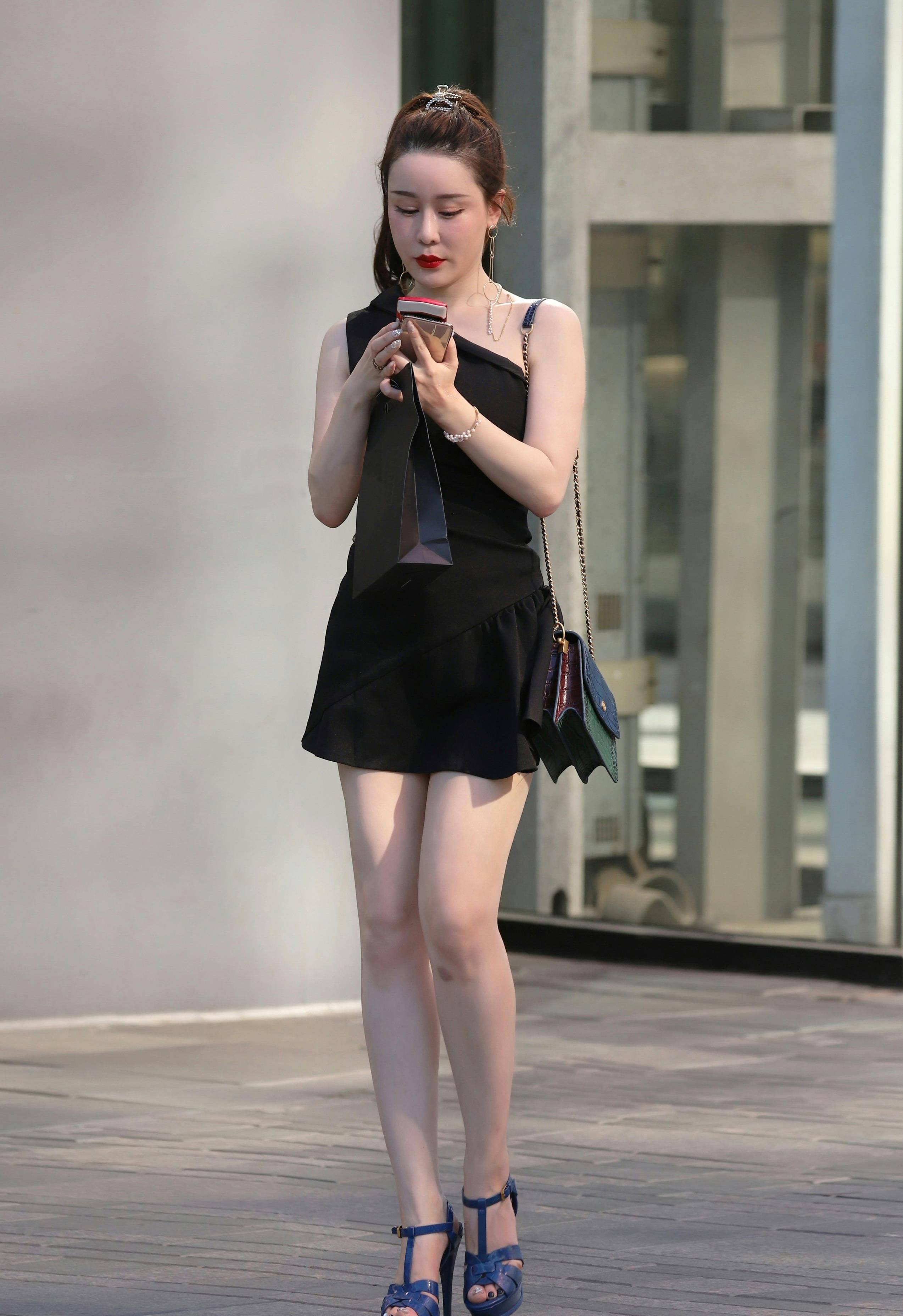 街拍小姐姐疯狂种草肩膀露一半姿势太迷人网友沦陷了