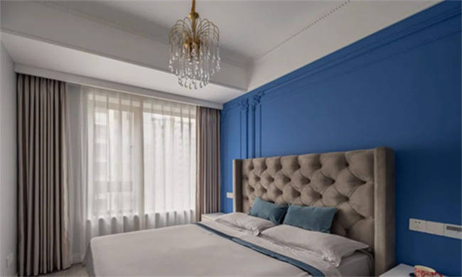 长辈房,蓝色背景墙搭配灰色高背床和床品,看起来很有质感.