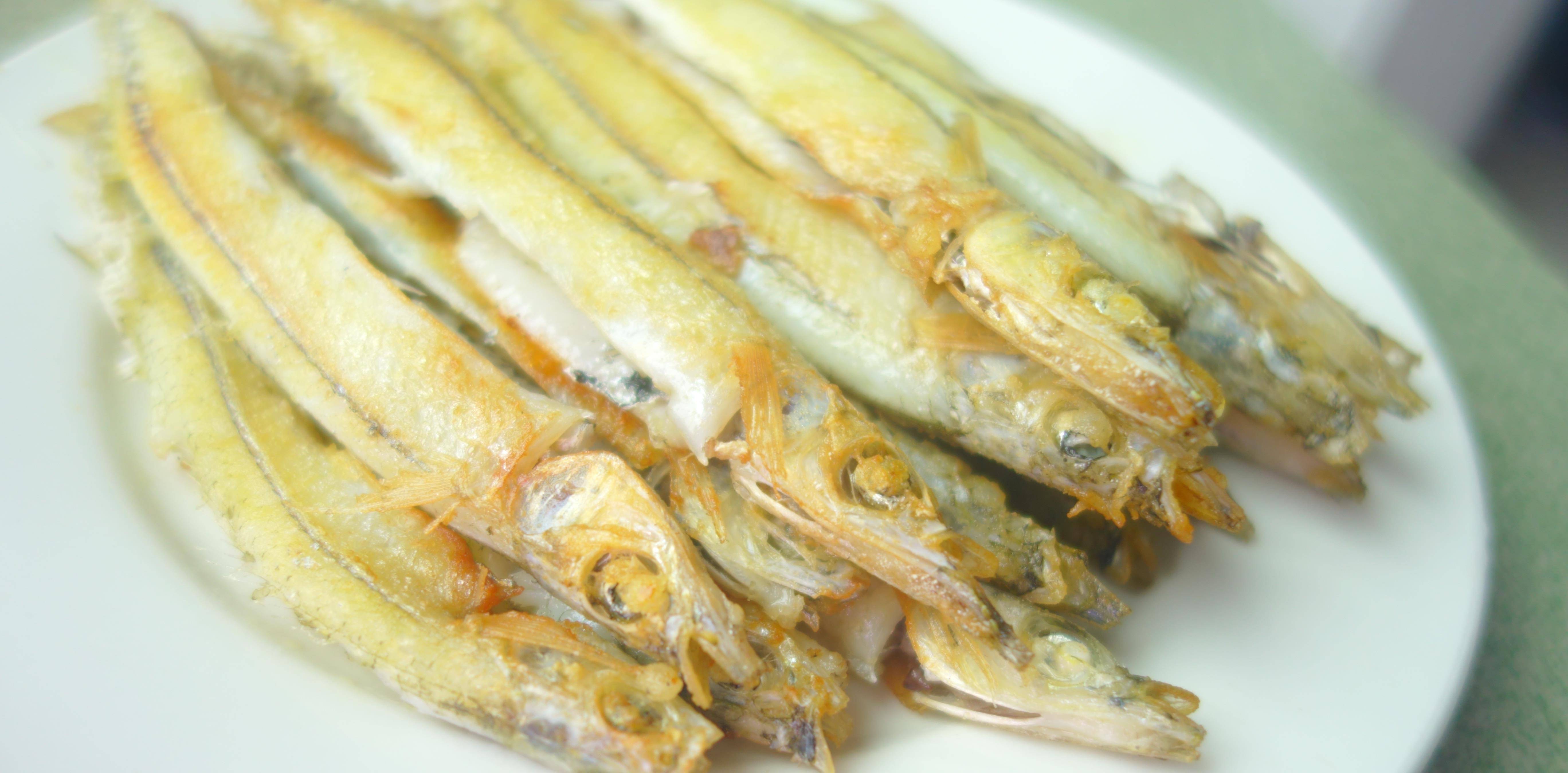 煎好的尖嘴带鱼趁热吃十分爽脆,除了主骨基本没有很多鱼骨,吃起来特别