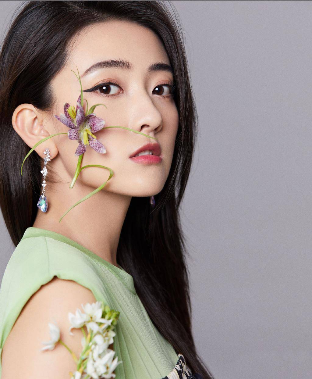 原创梁洁气质没得说穿小雏菊印花裙清纯迷人戴大礼帽立马魅力十足