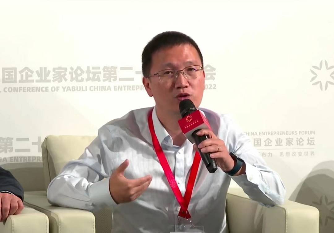 家论坛上,谷小酒创始人刘飞与鲍师傅创始人鲍才胜,老村长董事长梅章记