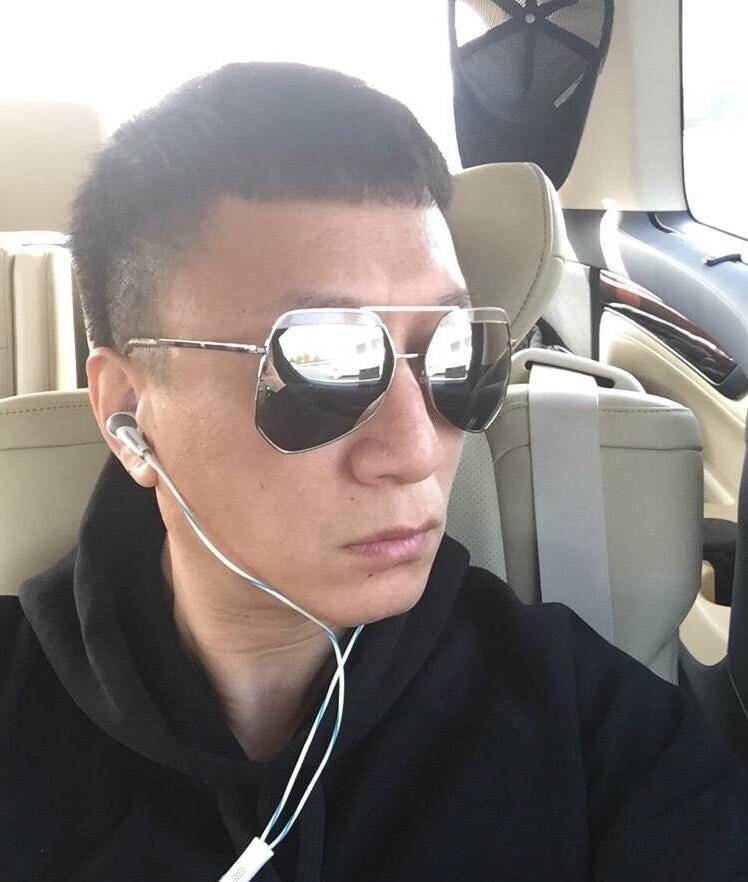 再一次戴着墨镜的孙红雷在豪车里自拍,另外还佩戴上了我们叫不上名字