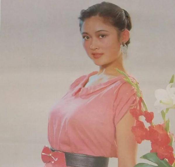 演员盖丽丽:台上时尚万种,台下守身如玉嫁新丽董事长,幸福美满_表演