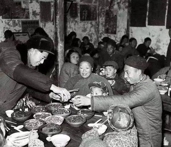 60年前,人民公社大食堂老照片:吃饭不要钱,幸福万万年