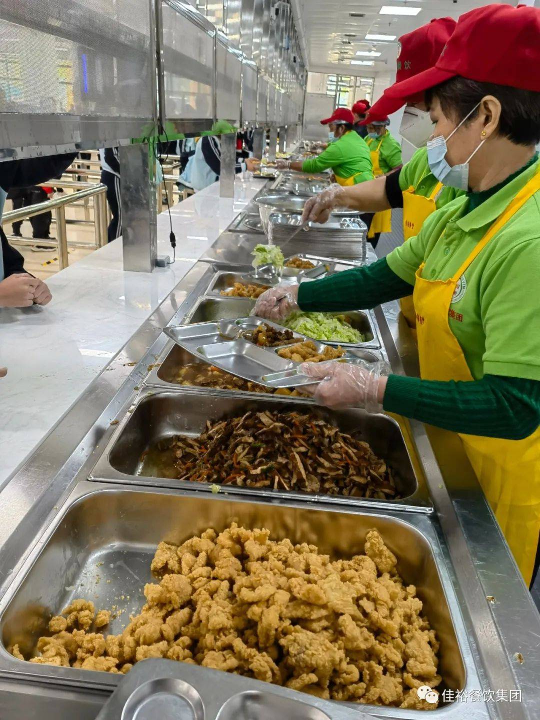 佳裕餐饮对普宁华附食堂操作更加规范,餐具摆放整齐,管理制度苛求最好