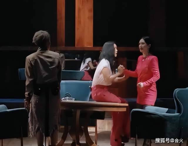 那英吉克隽逸休息室抽烟!素颜出镜动作熟练