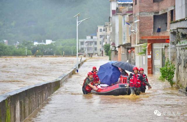 临塘乡塘口村南山洞小组被困群众23人龙南镇镇村干部会同武警战士涉水