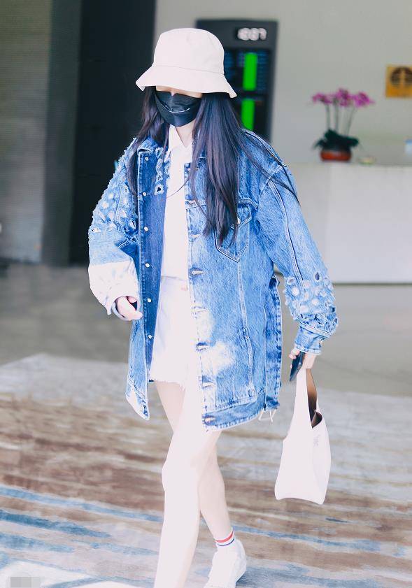 原创杨幂身穿白衬衣搭配白色毛边短裤清纯又很撩人精致又高级