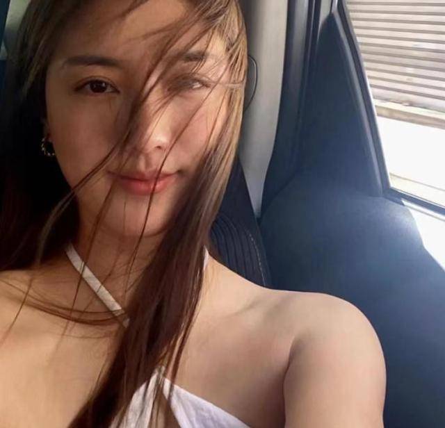 吴千语更新动态,晒出近照十分享受,身穿吊带外出超有气质