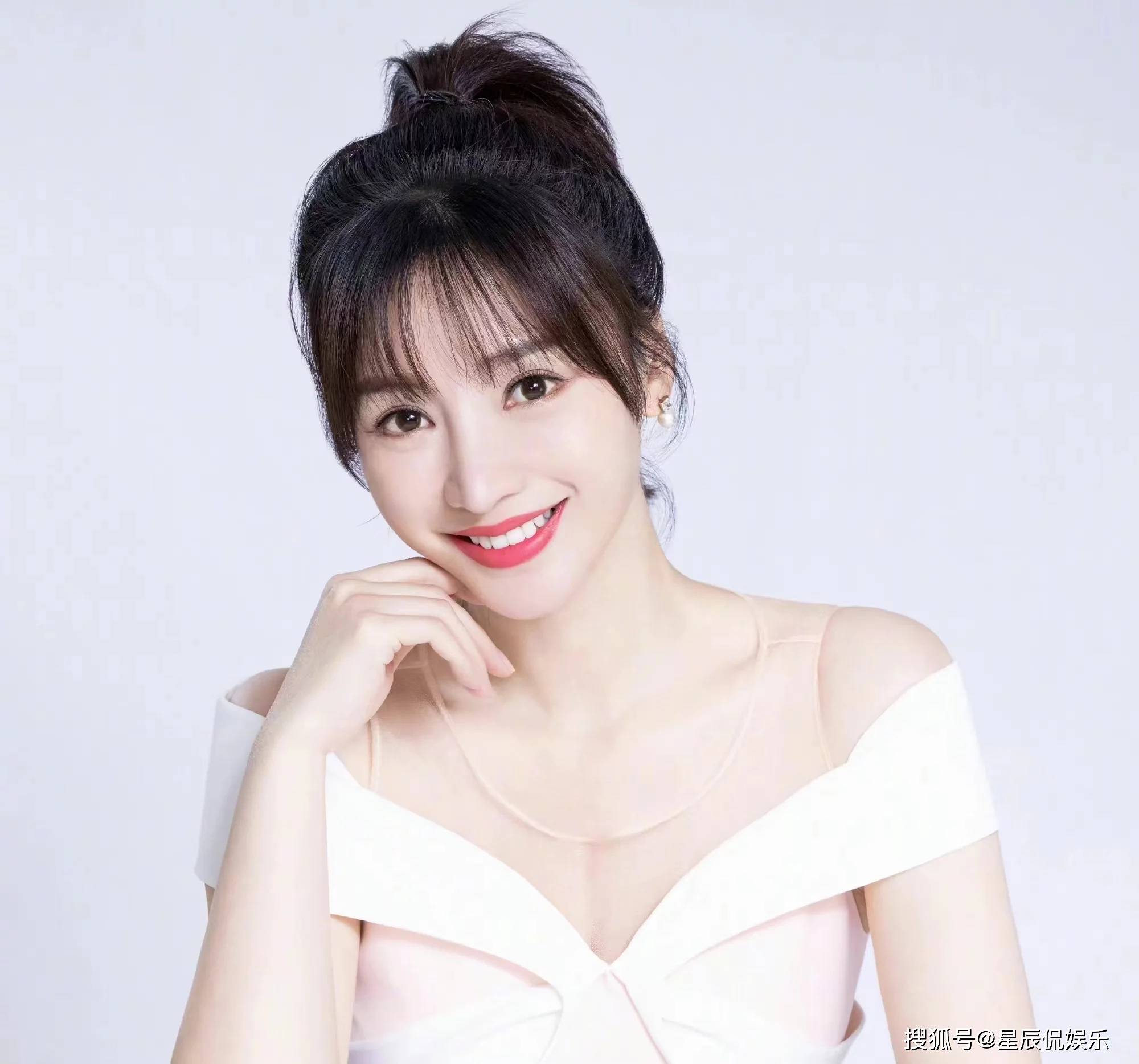 原创41岁柳岩颜值依旧在线穿旗袍大秀身材好身材惹人羡慕